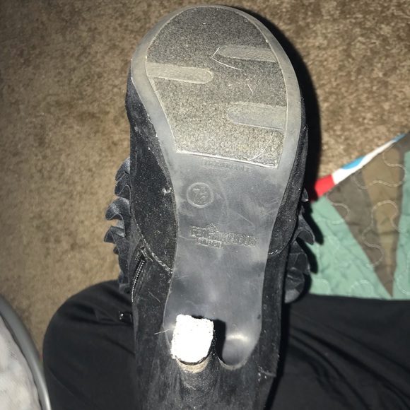 Blacks Ruffle Heels - Picture 6 of 7